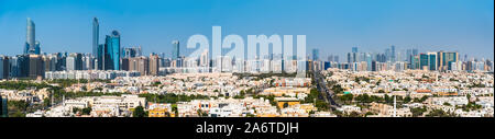 Vue panoramique sur le centre-ville d'Abu Dhabi dans les ÉMIRATS ARABES UNIS capitale Banque D'Images