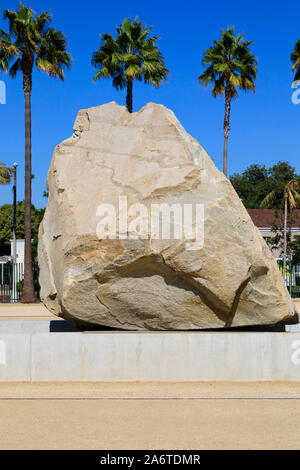 "Masse" en lévitation, sculpture d'art public de la Pelouse nord Renick, LACMA, Los Angeles, Californie, États-Unis d'Amérique Banque D'Images