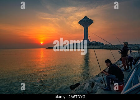 Lever du soleil spectaculaire en vue côté mer Alkhobar Arabie Saoudite. Ville : Dakar, Pays : Arabie saoudite. Cliquez sur le 25 octobre 2019. Banque D'Images