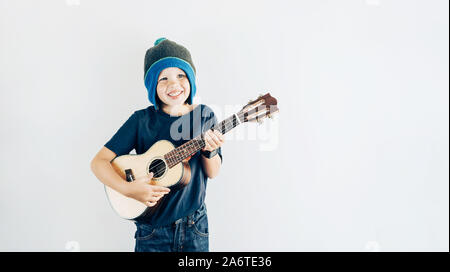 Boy playing ukulele Banque D'Images