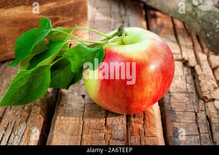 Apple sur table en bois Banque D'Images