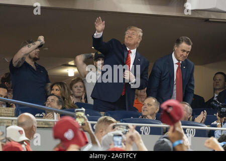 Washington, District de Columbia, Etats-Unis. 27 Oct, 2019. Le Président des Etats-Unis, Donald J. Trump reconnaît la foule pendant un moment pour rendre hommage à l'armée pendant cinq jeu de la série du monde au Championnat National Park. Trump a été accueillie avec un grand chœur de boos. Crédit : Chris Kleponis/CNP/ZUMA/Alamy Fil Live News Banque D'Images