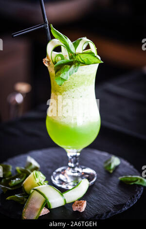 Délicieuses avec limonade concombre frais, le basilic et le sucre brun Banque D'Images