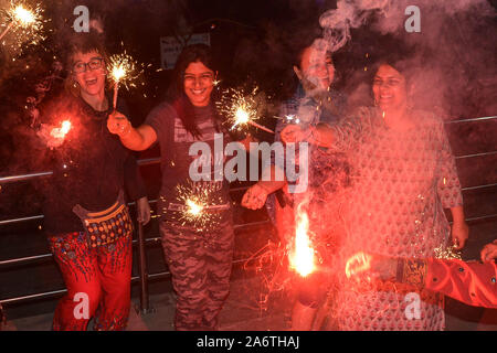 La ville d'Ajmer, Inde. 27 Oct, 2019. Fête des Lumières, marque la victoire sur le mal et commémore l'époque où dieu hindou le Seigneur Rama remporte la victoire sur Ravana et est retourné à son royaume Ayodhya. (Photo de Shaukat Ahmed/Pacific Press) Credit : Pacific Press Agency/Alamy Live News Banque D'Images