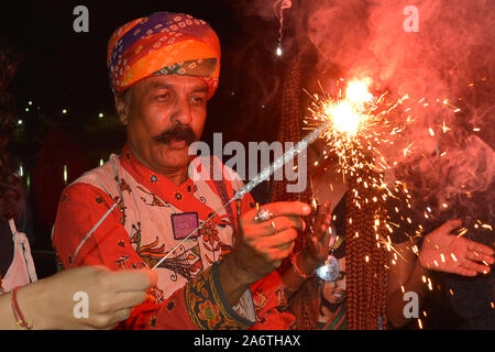 La ville d'Ajmer, Inde. 27 Oct, 2019. Fête des Lumières, marque la victoire sur le mal et commémore l'époque où dieu hindou le Seigneur Rama remporte la victoire sur Ravana et est retourné à son royaume Ayodhya. (Photo de Shaukat Ahmed/Pacific Press) Credit : Pacific Press Agency/Alamy Live News Banque D'Images
