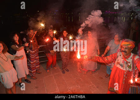 La ville d'Ajmer, Inde. 27 Oct, 2019. Fête des Lumières, marque la victoire sur le mal et commémore l'époque où dieu hindou le Seigneur Rama remporte la victoire sur Ravana et est retourné à son royaume Ayodhya. (Photo de Shaukat Ahmed/Pacific Press) Credit : Pacific Press Agency/Alamy Live News Banque D'Images
