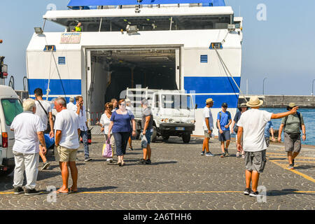 Île de Capri, ITALIE - AOÛT 2019 : les gens et un véhicule débarquant d'un bateau dans le port sur l'île de Capri. Banque D'Images