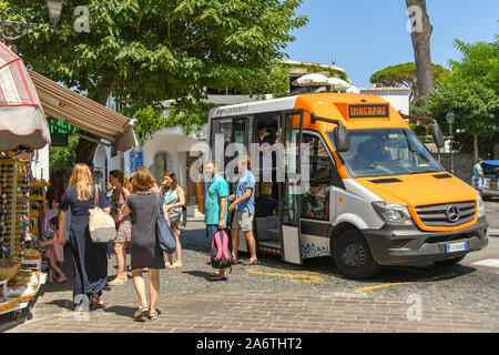 ANACAPRI, à l'île de Capri, ITALIE - AOÛT 2019 : Les gens de se mettre d'un bus dans la ville d'Anacapri, sur l'île de Capri. Banque D'Images