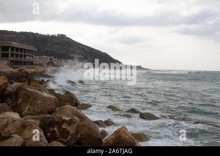 Bat Galim beach à Haïfa, Israël la capture de vagues avant la tempête Banque D'Images