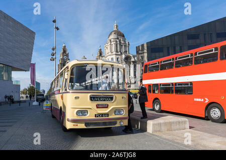 Les vieux bus à Pier Head, Liverpool, Royaume-Uni Banque D'Images