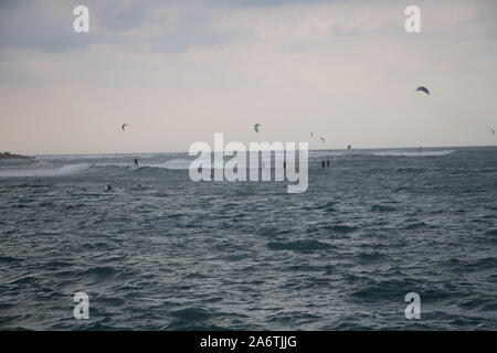 Bat Galim beach à Haïfa, Israël la capture de vagues avant la tempête Banque D'Images