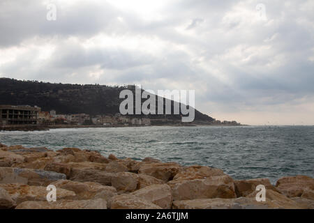 Bat Galim beach à Haïfa, Israël la capture de vagues avant la tempête Banque D'Images