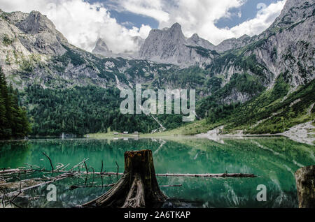 Une spectaculaire vista derrière le lac de montagne se solidifie Gosau comme l'une des destinations de voyage dans le Salzkammergut. Banque D'Images