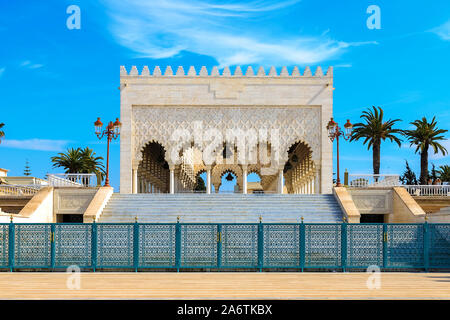 Voir de la neige-blanc Mausolée de Mohammed V contre le ciel bleu. Rabat, Maroc 22.04.2019 Banque D'Images