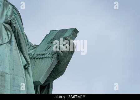 Etats Unis, New York - Mai 2019 : livre tenu par montrant 4 Juillet, Statue de la liberté, Liberty Island Banque D'Images