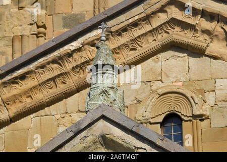 Géorgie : l'Eglise, Svetitskhoveli, Mzcheta (UNESCO World Heritage) - détail, miniature de l'église au-dessus du portail d'entrée Banque D'Images