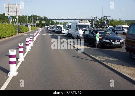 Les conducteurs qui attendent de monter à bord des trains pour la France au terminal Folkestone d'Eurotunnel Banque D'Images