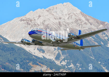 Innsbruck/Autriche 26 Octobre 2019 : Red Bull le Flying Bulls Douglas DC-6B à InnsbruckAirport. Banque D'Images