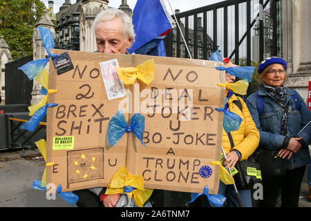 Westminster, London, UK 28 Oct 2019 - UN Brexit protestataire est titulaire d'un signe à Westminster, le jour de l'UE a accordé une prolongation jusqu'au 31 janvier 2020 Brexit. Credit : Dinendra Haria/Alamy Live News Banque D'Images