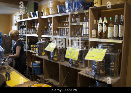 À l'intérieur de la Maison du pastis, Marseille, France Banque D'Images