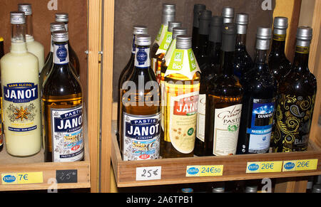 Pastis à vendre à La Maison du pastis, Marseille, France Banque D'Images