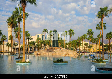 Dispositif de l'eau dans un lac entouré de palmiers, comme beauttiful repère dans Aqaba, Jordanie. Banque D'Images