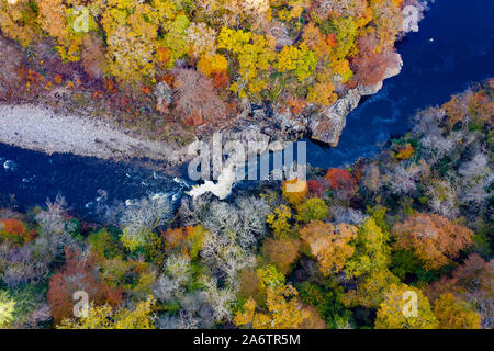 Killiecrankie, Perthshire, Écosse, Royaume-Uni. 28 octobre 2019. Couleurs automnales dans les arbres à côté de la rivière Garry vu à partir d'un drone à Killiecrankie dans le Perthshire. Sur la photo ; les soldats de l'autre côté de la rivière Garry Leap Banque D'Images