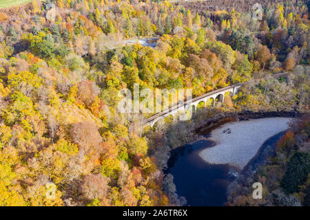 Killiecrankie, Perthshire, Écosse, Royaume-Uni. 28 octobre 2019. Couleurs automnales dans les arbres à côté de la rivière Garry vu à partir d'un drone à Killiecrankie dans le Perthshire. Sur la photo ; viaduc de chemin de fer et la rivière Garry Banque D'Images