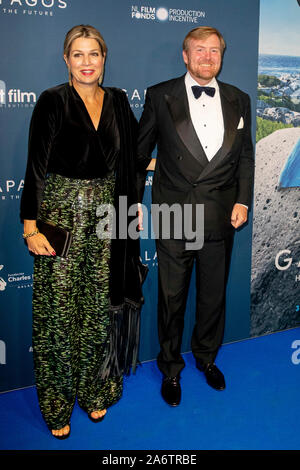 Le roi Willem-Alexander et Maxima La reine des Pays-Bas à la première du film Galapagos : espoir pour l'avenir dans le théâtre Tuschinski à Amsterdam, Pays-Bas 28 octobre 2019. Photo : Patrick van Katwijk Pays-bas / OUT | Banque D'Images