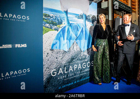 Le roi Willem-Alexander et Maxima La reine des Pays-Bas à la première du film Galapagos : espoir pour l'avenir dans le théâtre Tuschinski à Amsterdam, Pays-Bas 28 octobre 2019. Photo : Patrick van Katwijk Pays-bas / OUT | Banque D'Images