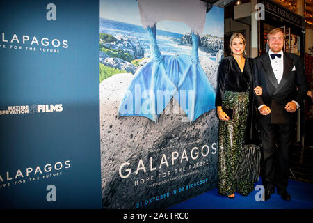 Le roi Willem-Alexander et Maxima La reine des Pays-Bas à la première du film Galapagos : espoir pour l'avenir dans le théâtre Tuschinski à Amsterdam, Pays-Bas 28 octobre 2019. Photo : Patrick van Katwijk Pays-bas / OUT | Banque D'Images
