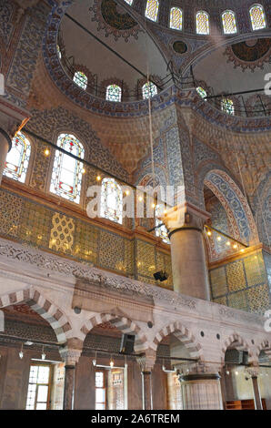 L'intérieur de l'historique 17e siècle la mosquée Sultan Ahmet, aussi connu comme la Mosquée Bleue, à Istanbul, Turquie Banque D'Images