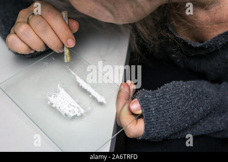 Jeune femme consommer des drogues, de la cocaïne ou la vitesse ou d'autres drogues d'abus, de toxicomanie Banque D'Images