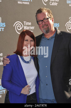 LOS ANGELES, CA. 17 juin 2013 : Kate Flannery & petit ami Chris Haston lors de la première mondiale de 'Monsters' à l'université El Capitan Theatre, à Hollywood. © 2013 Paul Smith / Featureflash Banque D'Images