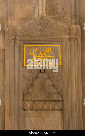 Le Mihrab, qui indique la qibla - la direction de la Kaaba à La Mecque, dans le quartier historique du 17ème siècle, la mosquée Sultan Ahmet, également connu sous le nom de Blue Banque D'Images