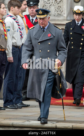 Le Prince Charles, prince de Galles, déposant une gerbe au Monument commémoratif, représentant la monarchie. Il s'est joint à Sa Majesté la Reine et le duc d'Édimbourg avec d'autres membres de la famille royale britannique, les dirigeants politiques et les membres du public pour le service du souvenir lors d'une cérémonie de dépôt de gerbes de fleurs au cénotaphe de Whitehall, Londres, Angleterre. Novembre 2017. Banque D'Images