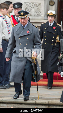 Le Prince Charles, prince de Galles, déposant une gerbe au Monument commémoratif, représentant la monarchie. Il s'est joint à Sa Majesté la Reine et le duc d'Édimbourg avec d'autres membres de la famille royale britannique, les dirigeants politiques et les membres du public pour le service du souvenir lors d'une cérémonie de dépôt de gerbes de fleurs au cénotaphe de Whitehall, Londres, Angleterre. Novembre 2017. Banque D'Images