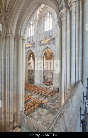 Extrémité Ouest de la nef gothique la plus longue en Europe, à la cité médiévale de la cathédrale de Winchester, Hampshire, Angleterre. Banque D'Images