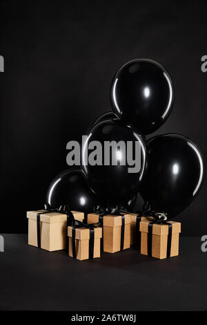 Bouquet de ballons noirs et gift box noir, noir vendredi concept Banque D'Images