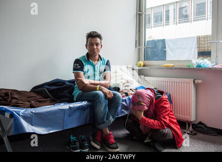 Munich-Germany- 22 septembre 2015 : à partir de la Syrie dans le premier centre d'accueil pour réfugiés à Riem, Munich. Banque D'Images