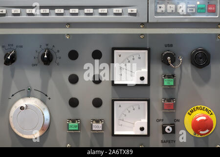 Tableau de commande de la machine CNC avec voltmètre et l'ampèremètre. Banque D'Images