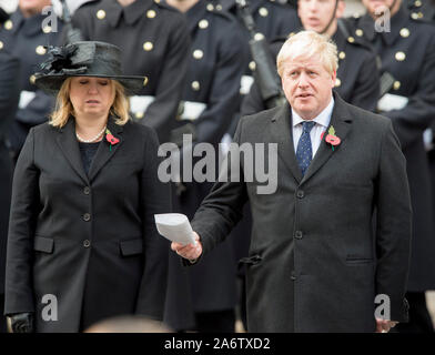 Secrétaire des affaires étrangères Boris Johnson se joint à Sa Majesté la Reine et le duc d'Édimbourg avec d'autres membres de la famille royale britannique et des dirigeants politiques et des membres du public pour le service du souvenir lors d'une cérémonie de dépôt de gerbes de fleurs au cénotaphe de Whitehall, Londres, Angleterre. Novembre 2017. Banque D'Images