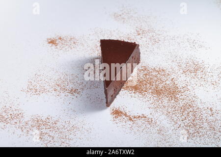 Tranche de gâteau au fromage au chocolat sur un grunge background Banque D'Images