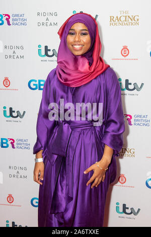 Khadijah Mellah lors de la première de Circonscription un rêve au cinéma Ritzy Brixton, Londres, ovale. Banque D'Images