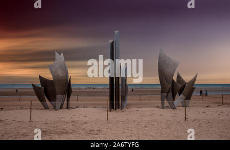 Coucher de soleil sur le monument "Les Braves" (les Braves), sur les célèbres plages de Normandie Banque D'Images