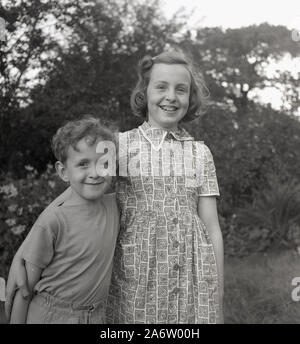 Années 1950, historique, joyeux frère et sœur posant ensemble pour leur photo, Angleterre, Royaume-Uni. Banque D'Images