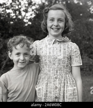 Années 1950, historique, joyeux frère et sœur posant ensemble pour leur photo, Angleterre, Royaume-Uni. Banque D'Images