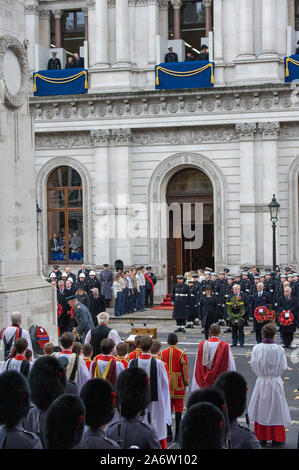 Sa Majesté la Reine, le duc d'Édimbourg et la duchesse de Cornouailles, avec la Princesse Alexandra, la duchesse de Cambridge et la comtesse de Wessex regarder depuis le balcon que d'autres membres de la famille royale britannique inscrivez-vous des dirigeants politiques et des membres du public pour le service du souvenir lors d'une cérémonie de dépôt de gerbes de fleurs au cénotaphe de Whitehall, Londres, Angleterre. Novembre 2017. Banque D'Images