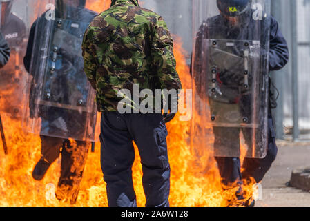 La police britannique au cours de l'action de l'Unité des émeutes à Londres . Banque D'Images