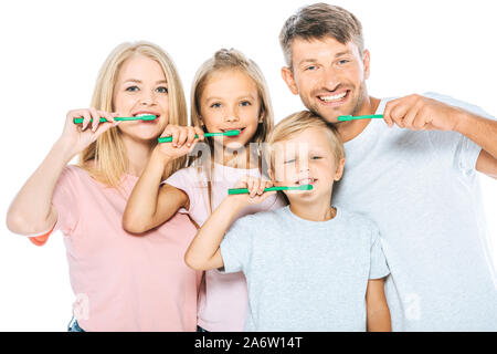 Heureux les parents et les enfants pendant le brossage des dents brosses à dents holding isolated on white Banque D'Images